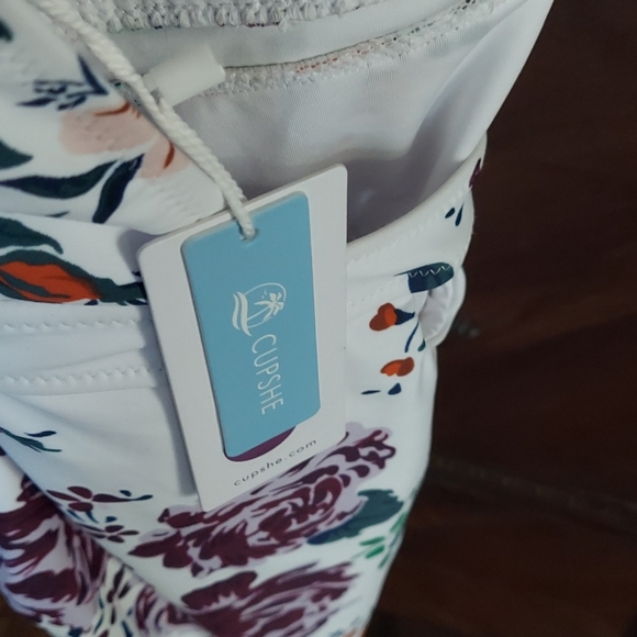 CUPSHE WHITE FLORAL ONE PIECE - Picture 2 of 5